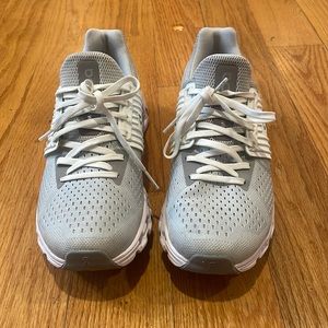 Women’s size 8 white on cloud sneakers. Worn twice